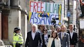Vítores y cánticos para celebrar la victoria judicial de Assange