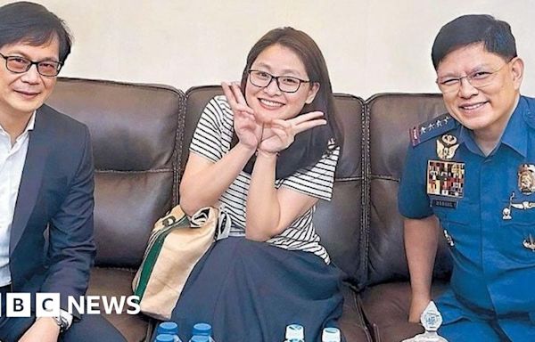 Alice Guo: Fury as Filipino officials pose with 'China spy mayor'