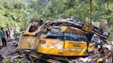 搶救中！ 印度巴士墜谷釀20死 當地官員：死亡數還會攀升