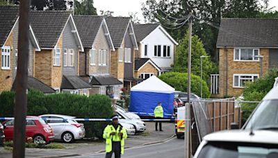 Matan a tres familiares de un comentarista de la BBC: la policía británica busca al sospechoso, que ha huido con una ballesta