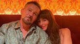 La felicidad de Antonio Banderas al abrazar de nuevo a 'su hija' Dakota Johnson en Málaga