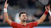 Djokovic se agarra del número uno y sobrevive en Roland Garros