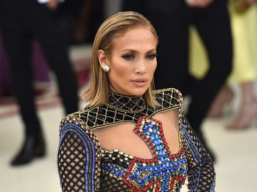 13 looks de beleza de Jennifer Lopez no Baile do MET ao longo dos anos