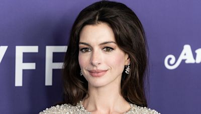 L'astuce incontournable de Anne Hathaway pour des lèvres plus pulpeuses (et elle ne coûte rien)