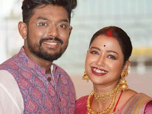 Sohini Sarkar decks up in pink for her Boubhat ceremony; Shovan Ganguly holds her bride close | Bengali Movie News - Times of India