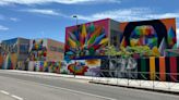 Paracuellos de Jarama ya tiene un mural de Okuda San Miguel, en el colegio Miramadrid