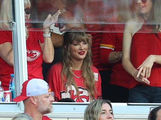 Watch Taylor Swift Swoon During Travis Kelce’s Entrance at the Chiefs-Bengals Game