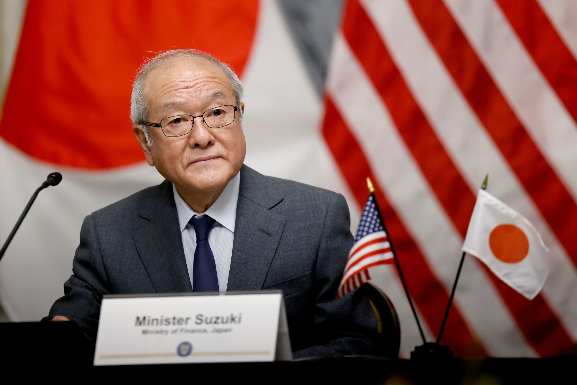 Japan’s Suzuki Sees Need to Keep Close Coordination With BOJ