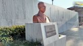 Sucio y abandonado luce monumento a Lázaro Cárdenas del Río