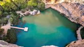 La bonita piscina natural entre paredes verticales en Valencia: se llega por una increíble ruta a través de puentes colgantes