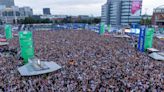 Englischer Fan ramponiert XXL-Ball auf Hamburger Fanfest