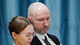 Asesino masivo de Noruega acusa a gobierno de nuevo de violar sus derechos