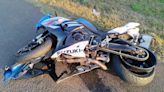 Motociclista morre após perder o controle da direção, tombar e bater contra barreira de concreto da Rodovia Raposo Tavares