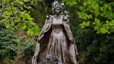 The horrific new impression of the late Queen proves the age of the statue is dead