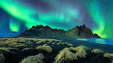 Stokksnes, la playa con auroras boreales junto a una montaña negra digna de una película de fantasía