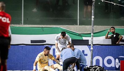 Atacante do América-MG ignora gesto de lesão de goleiro do Santos e marca; veja vídeo