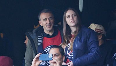 Elie Semoun amoureux : le comédien s’affiche avec sa nouvelle chérie dans les tribunes du Parc des Princes