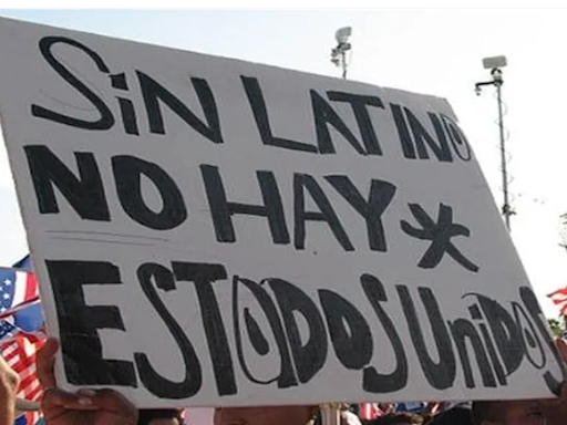 A la caza del voto latino, Biden refuerza su campaña con intérpretes y propaganda en español
