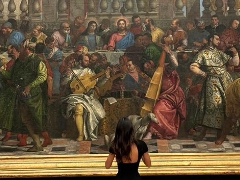 Everyone's Spiraling Over Kendall Jenner's Photos from the Louvre