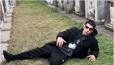 Esteban Lamothe compartió fotos haciendo de modelo en un cementerio y sorprendió a todos: “Canje”