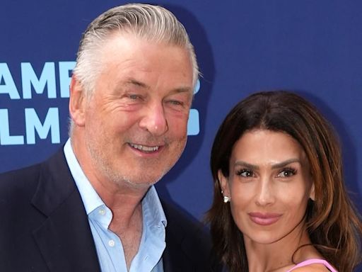 Alec Baldwin y su esposa aparecen en una alfombra roja por primera vez desde que desestimaron sus cargos por homicidio involuntario