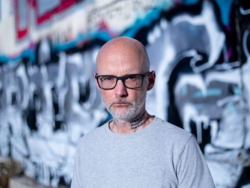 Moby a 25 años del éxito de Play: “La fama no es mala, pero no arregla ningún problema psicológico, los empeora” - La Tercera