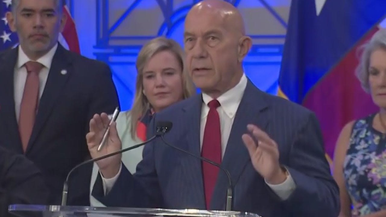 Whitmire promises no tax increases in the $6.7 billion budget