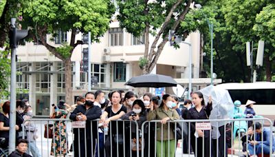 越南民眾河內市中心等待弔唁阮富仲 (圖)