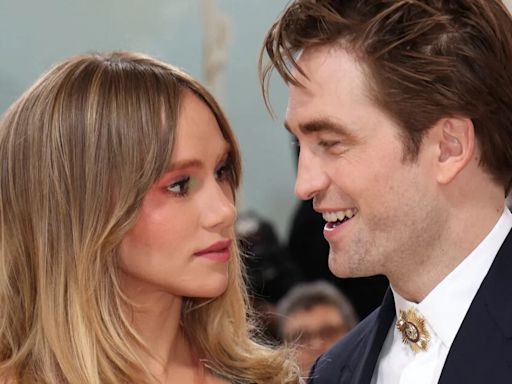 Suki Waterhouse reveló cómo inició su historia de amor con Robert Pattinson