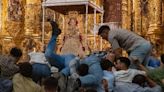 La Virgen del Rocío recorre entre multitudes las calles: 'La miro y no me puedo ir'