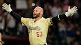 Bee-lieve: Walker's homer in 10th lifts Diamondbacks over Dodgers 4-3 after delay for bee swarm