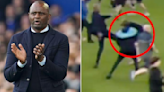 Patrick Vieira se revuelve contra un aficionado del Everton que había invadido el campo