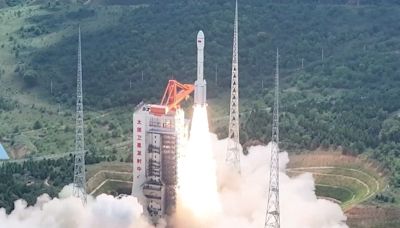 China launches 1st batch of satellites for planned 14,000-strong megaconstellation (video)