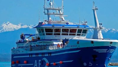 Reportan a dos peruanos entre tripulación de pesquero que se hundió cerca a las Islas Malvinas