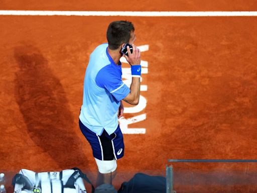 Una tapa, un celular e infinidad de warnings: Djokovic presenció las locuras de Moutet