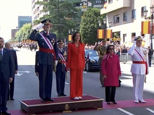 De rojo y con zapatillas: Letizia apuesta por su color fetiche para su gran cita en Oviedo