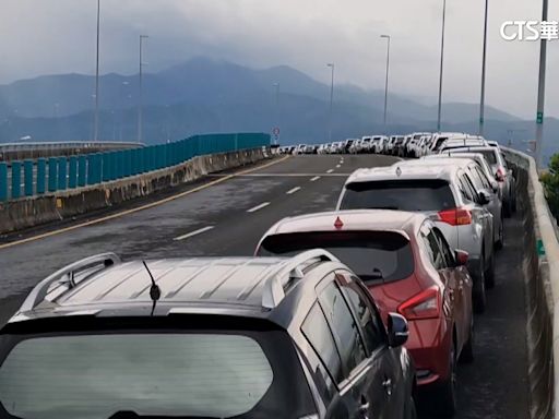 躲颱風！ 國3林邊交流道罕開放停車 車陣湧近3KM