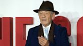 L'acteur britannique Ian McKellen hospitalisé après une impressionnante chute sur scène