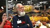 David Letterman surprises shoppers by bagging groceries at Iowa Hy-Vee supermarket