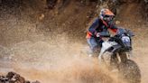 Esta moto es la nueva KTM 1390 Super Adventure 2025, y estuvo en el el Red Bull Erzbergrodeo