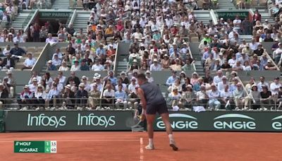 Carlos Alcaraz se afina en su debut ante Wolf con su victoria más abultada en Roland Garros - MarcaTV