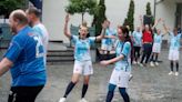 Mette-Marit de Noruega lo da todo animando a su marido y sus hijos en un partido de fútbol pasado por agua