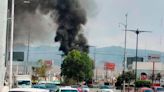 Aparatoso incendio de durmientes en puente Pemex