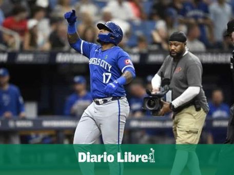 Nelson Velázquez aporta jonrón y doble en la victoria de Reales sobre Rays en 11 innings