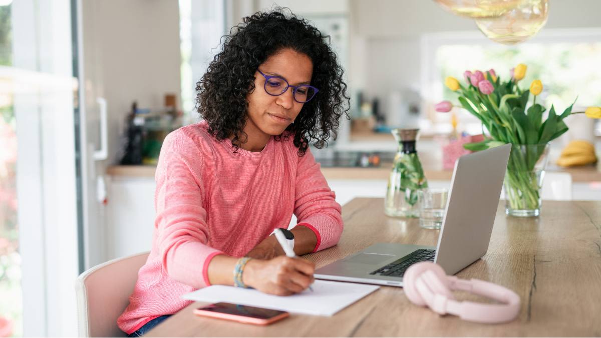 You Could Make $25 an Hour With a Work-From-Home Airline Job — No Degree Required