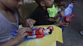Boneco parecido com Maduro para as crianças venezuelanas neste Natal