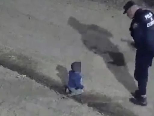 Video: encontraron a un bebé de un año gateando solo en plena madrugada