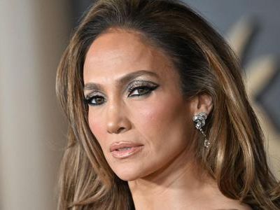 Jennifer Lopez cumplió 55 años y lo celebró al estilo "Bridergertob": las fotos de la fiesta