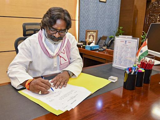 JMM executive president Hemant Soren takes oath as 13th chief minister of Jharkhand