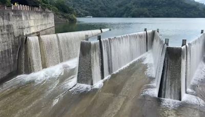 雨水下好下滿大進補！睽違250天鯉魚潭「滿水位」流瀑美景重現